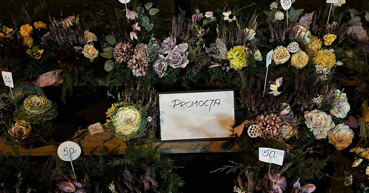 Łódź: Po 17:00 ceny spadły nawet o połowę na łódzkich cmentarzach. Handlarze wyprzedają stroiki i wiązanki