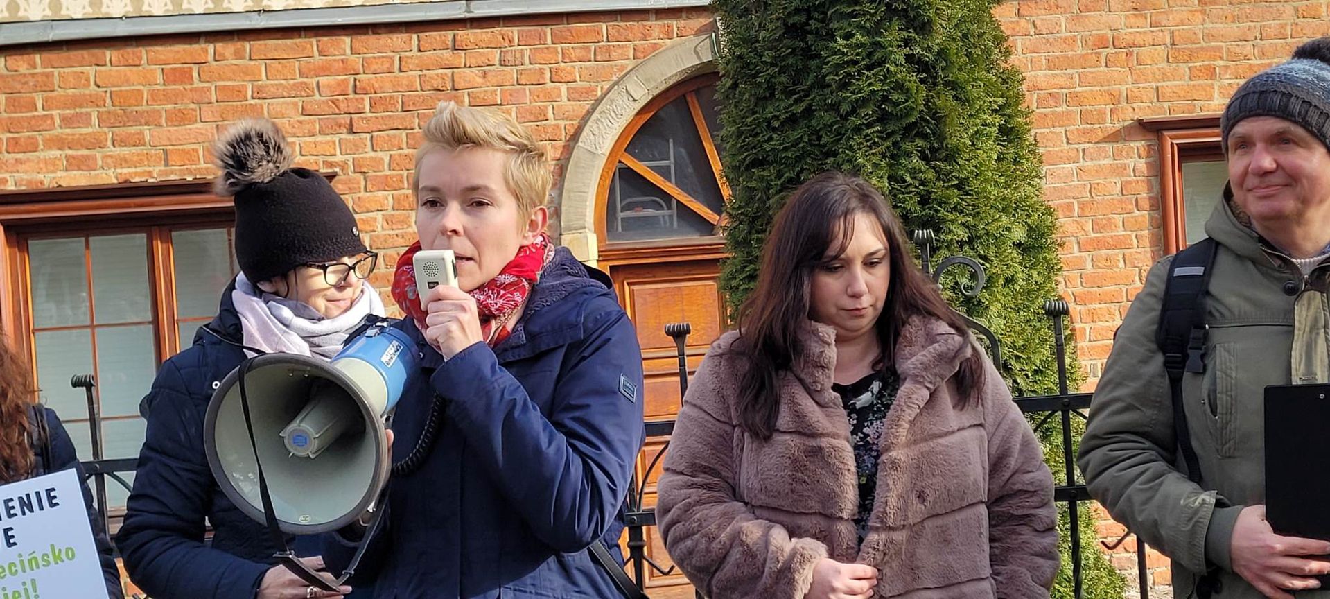 Protest działaczy Kongresu Katoliczek i Katolików przed gdańską kurią