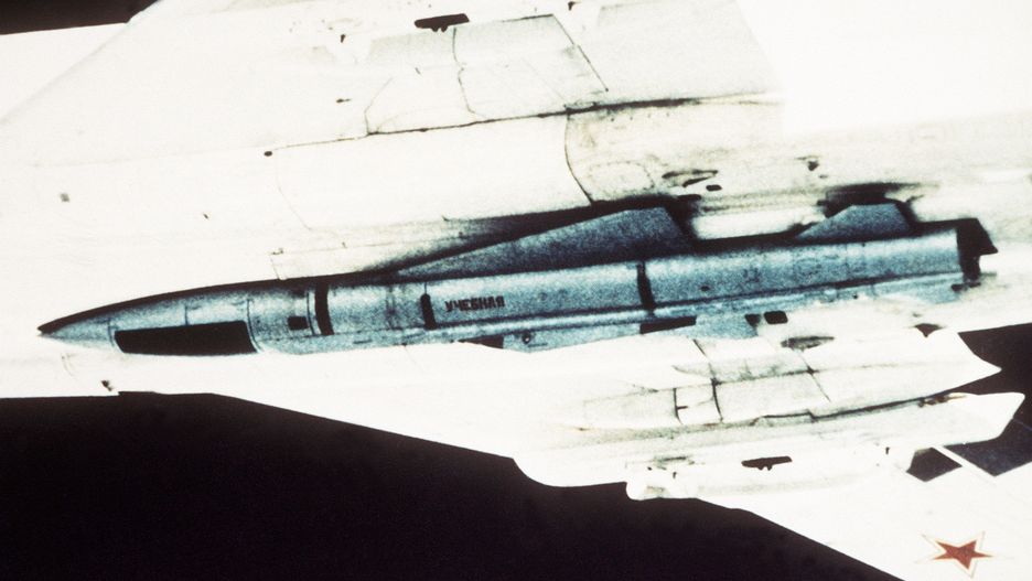 Zdjęcie z 1984 r. - pocisk Ch-22 pod kadłubem Tu-22M
