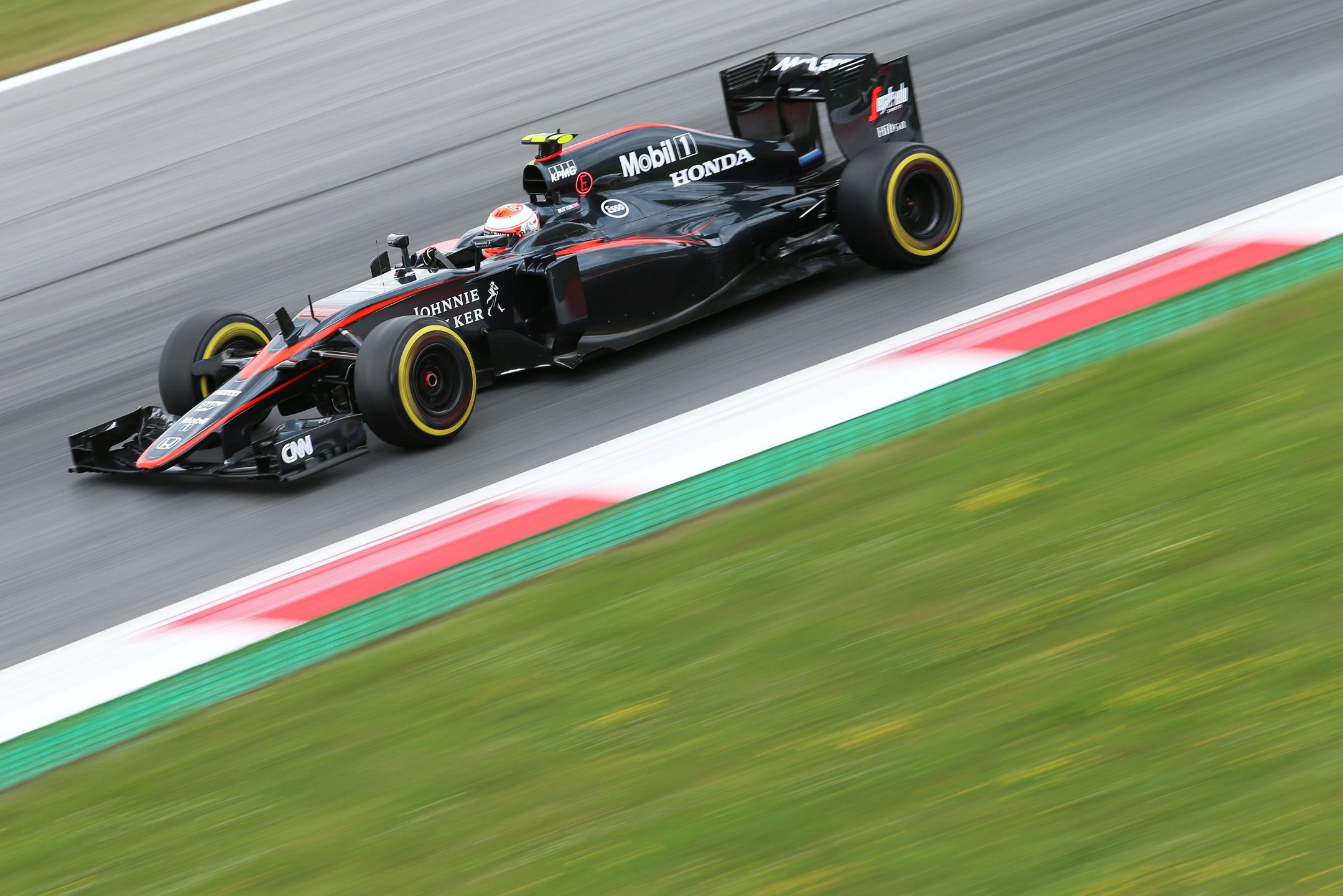 Czarny bolid z 2015 roku był złym zwiastunem przyszłości. Od tego sezonu zaczął się gwałtowny spadek na dno.