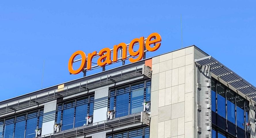 Orange Polska zyskuje klientów, płacą więcej. Prognozy w górę