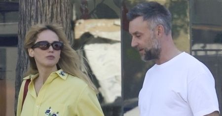 Jennifer Lawrence na pierwszych zdjęciach po ogłoszeniu, że jest W DRUGIEJ ciąży. Na spacerze z mężem odsłoniła brzuch