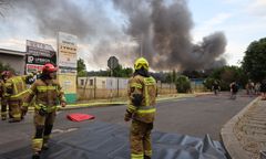 Potężny pożar hali magazynowej. Strażacy zasłabli