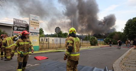 Potężny pożar hali magazynowej. Strażacy zasłabli