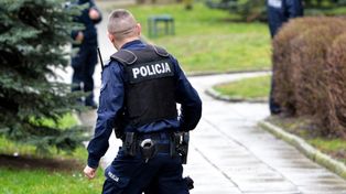 Policjanci zaatakowani po kolizji. Posypały się ciosy i wyzwiska!