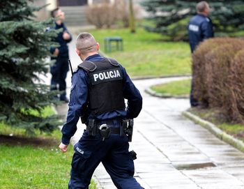 Policjanci zaatakowani po kolizji. Posypały się ciosy i wyzwiska!