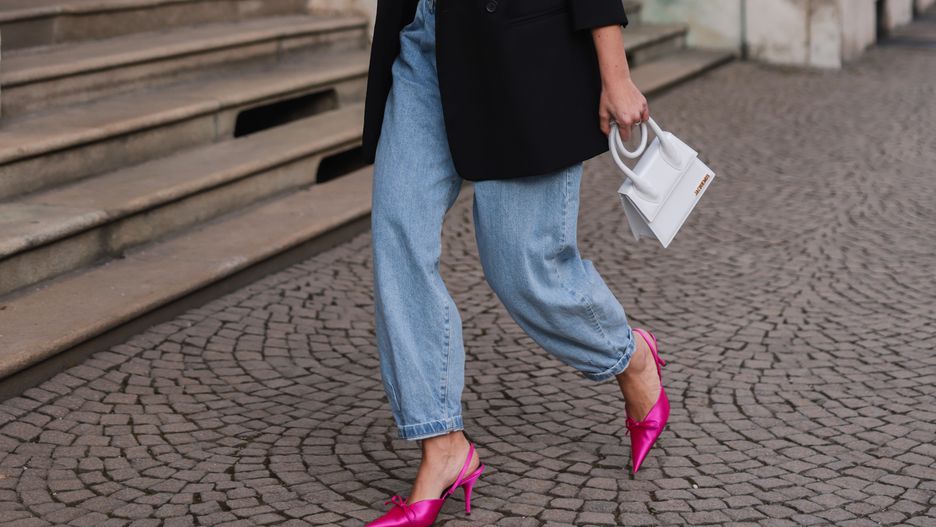 Mom jeans, czyli spodnie z wysokim stanem i zwężającą się ku dołowi nogawką