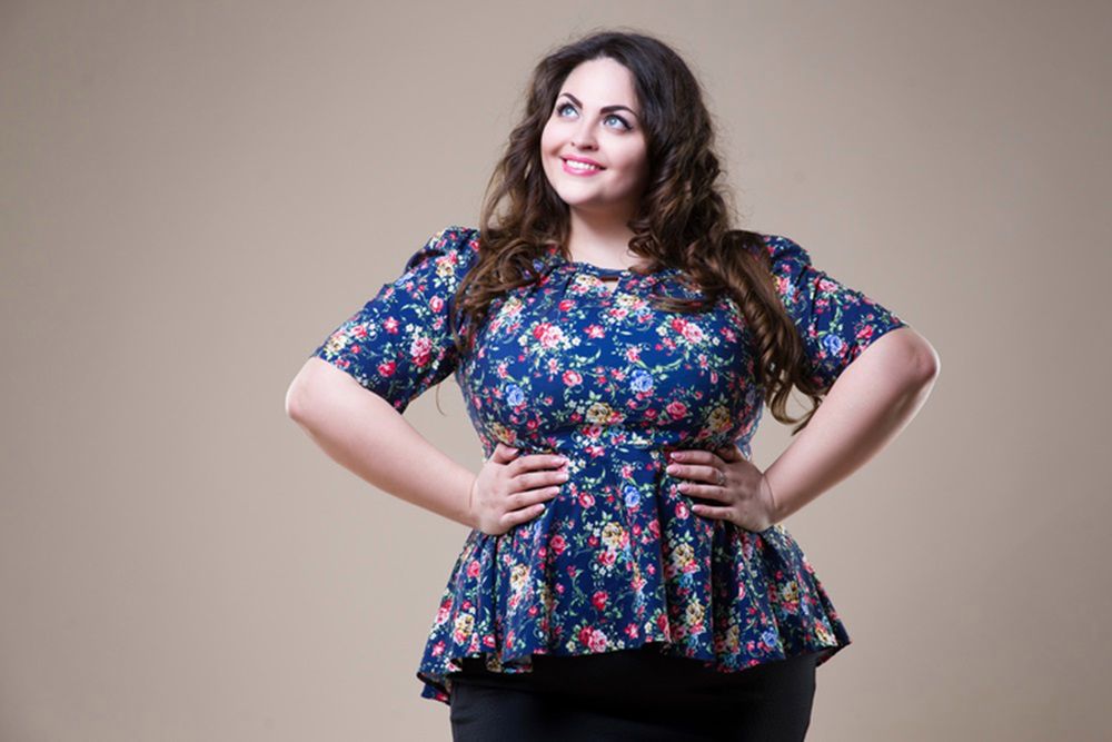 Spódnica dla kobiet plus size - jakie fasony wybierać?