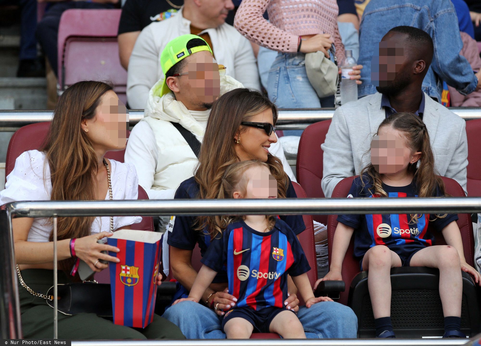 Anna Lewandowska z córkami dopingują Roberta z trybun