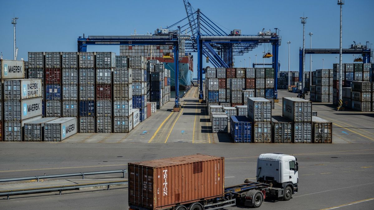 Budowa terminalu T2 w DCT w Gda?sku
06.05.2016 Gdansk DCT Do nowobudowanego nabrzeza terminalu T2 doplynal statek z pierwszymi suwnicami STS niezbednymi do obslugi nowego terminalu .  Drugie nabrzeze glebokowodnego terminalu wyposazone bedzie w piec najnowoczesniejszych suwnic o wysiegu 25 kontenerow zdolnych do obslugi najwiekszych statkow kontenerowych na swiecie .N/z Terminal DCT T1   Fot Karolina Misztal/REPORTER
Karolina Misztal/REPORTER