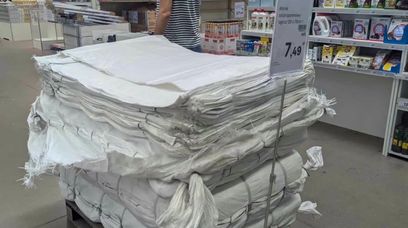 Popularna sieć wzbogaca się na powodzi? "Okazja czyni złodzieja"