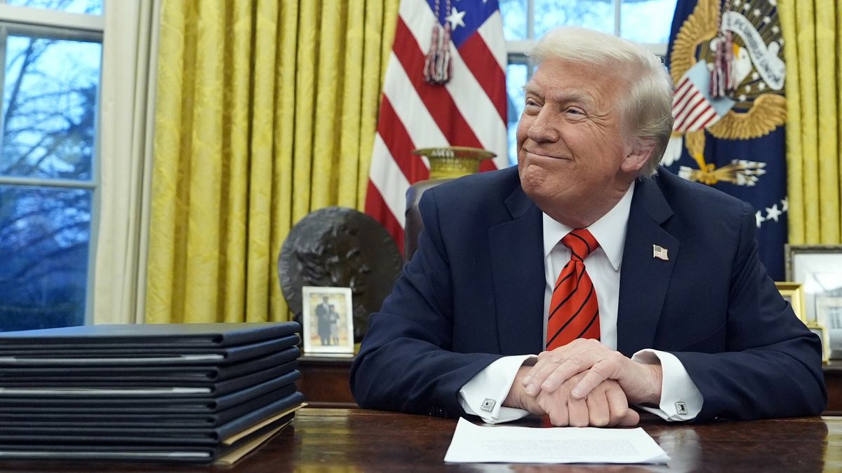 Donald Trump w gabinecie owalnym Białego Domu