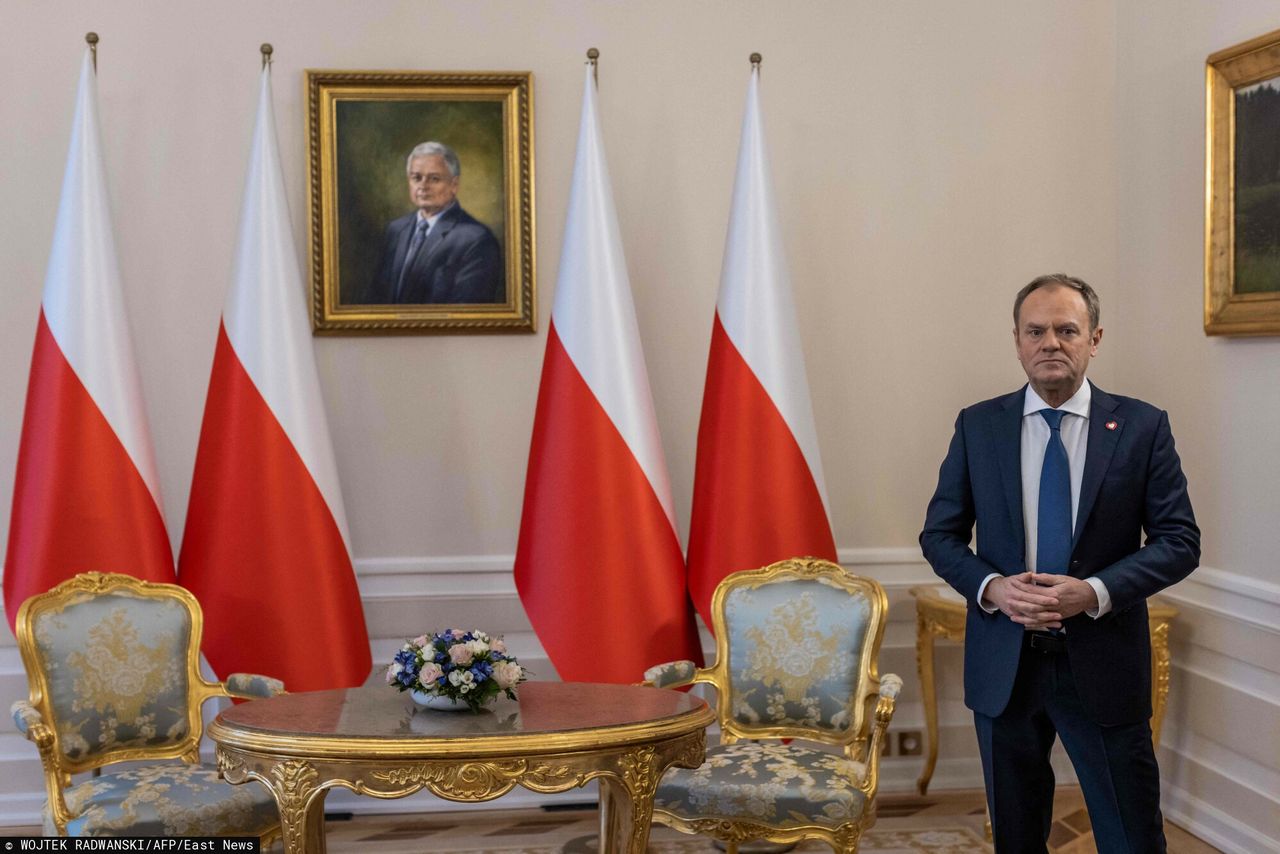 Tusk musiał czekać na Dudę. Stał w sali kilka minut
