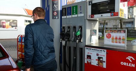 Polska liderem zakupów ropy z Rosji. Jak to się stało? "Dziwi mnie to. Rząd karmi Polaków dobrym słowem"