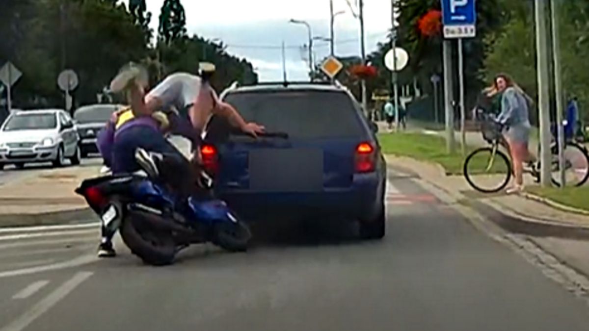 Prowadzący skuter wbił się w samochód