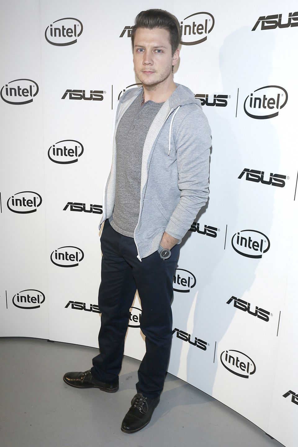 foto@michalbaranowski.pl
Asus, bluza szara, listopad 2013, koszulka szara, bluza z kapturem, Jakub Tolak