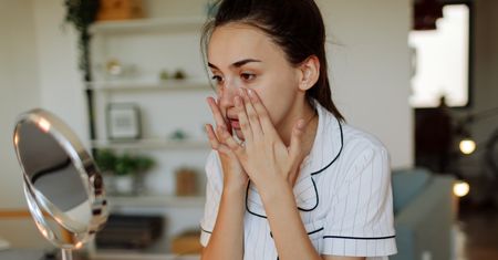 Banalny trik. Daje matowe i trwałe wykończenie makijażu