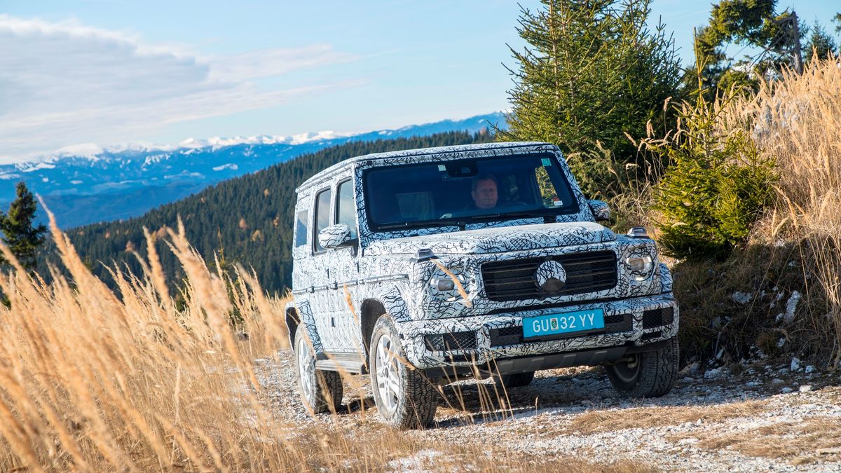 Mercedes deklaruje, że nowa Klasa G jest tak zaprojektowana, by po bezdrożach jeździła sprawniej niż poprzednik. Zatem pomimo bardzo nowoczesnej techniki i luksusowo wykonanego wnętrza, drugie wcielenie "gelendy" utrzyma status prawdziwego auta terenowego. Prezentowane tu zdjęcia pochodzą z ośrodka testowego nieopodal Graz – jednego z najtrudniejszych torów testowych świata.