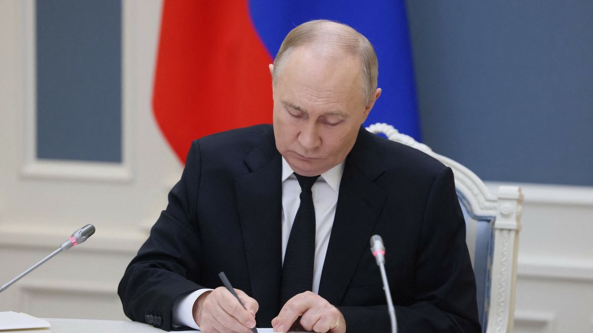 Temporary
In this pool photograph distributed by the Russian state agency Sputnik, Russia's President Vladimir Putin holds an exercise of the strategic deterrence forces via a videolink at the Kremlin in Moscow on October 29, 2024. (Photo by Mikhail Metzel / POOL / AFP)
MIKHAIL METZEL