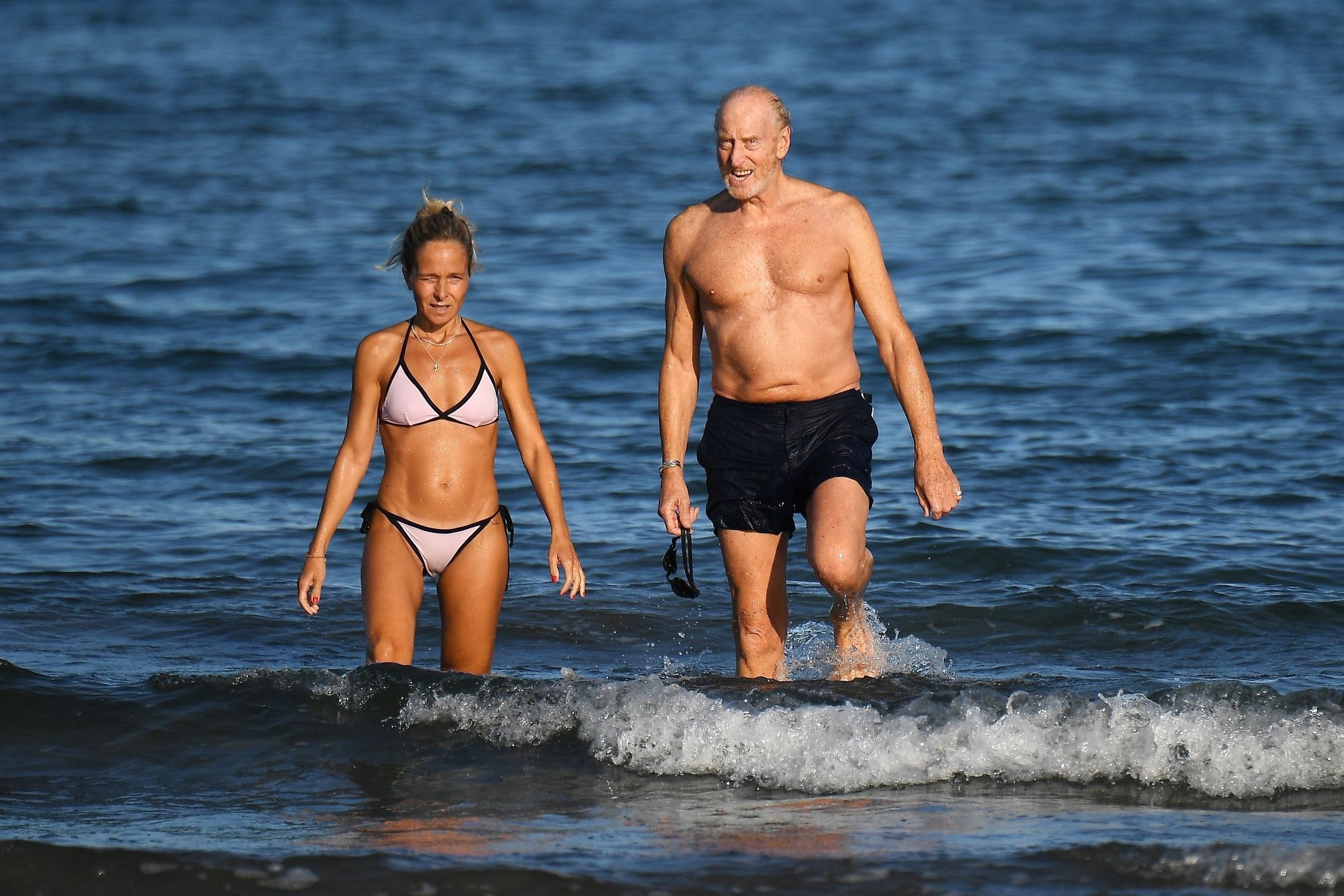 Charles Dance z młodszą partnerką