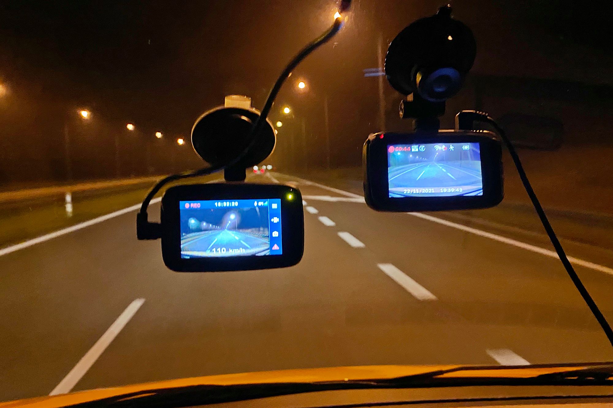 Test wideorejestratorów nocą