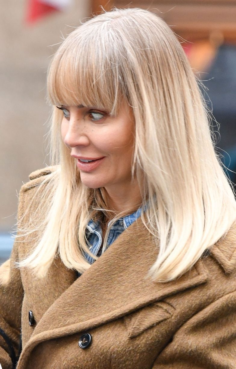 Agnieszka Woźniak-Starak rozdaje autografy na ulicy