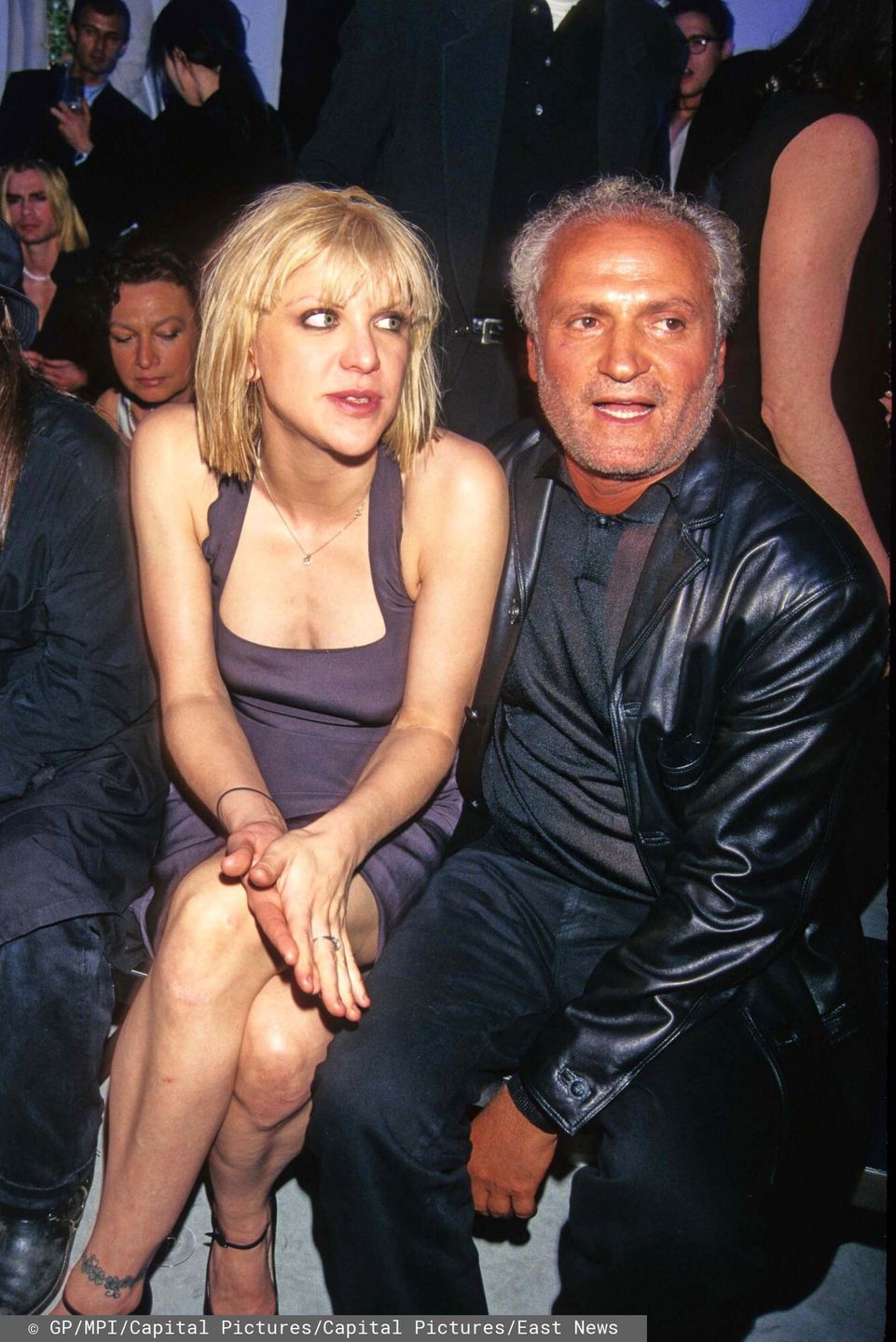 znani arch6
K8270AR VERSUS BY VERSACE FALL COLLECTION NEW YORK 04-05-1997 COURTNEY LOVE AND GIANNI VERSACE Credit: RENAULT/GLB/MPI/Capital Pictures CAP/MPI/GP ??GP/MPI/Capital Pictures
GP/MPI/Capital Pictures
