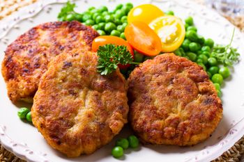 Masz puszkę tuńczyka i kilka ziemniaków? Te kotlety robią furorę