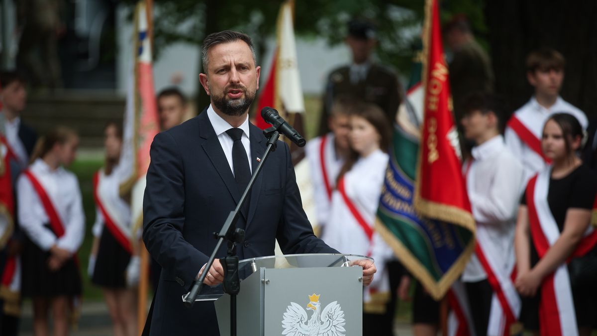 Dąbrowa Tarnowska, 31.05.2025. Wicepremier, minister obrony narodowej Władysław Kosiniak-Kamysz przemawia podczas uroczystości z okazji 140. rocznicy urodzin generała Mariana Kukiela, 31 bm. w parku im. 100-lecia Niepodległości Polski w Dąbrowie Tarnowskiej. (mr) PAP/Łukasz Gągulski