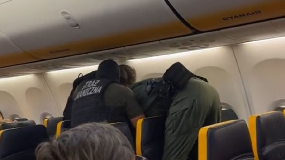 Awaryjne lądowanie w Modlinie. Straż Graniczna wyciągała pasażera siłą