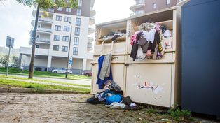 Kłopoty ze zbiórką tekstyliów. Piętrzą się worki pod kontenerami