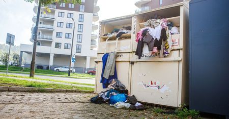 Kłopoty ze zbiórką tekstyliów. Piętrzą się worki pod kontenerami