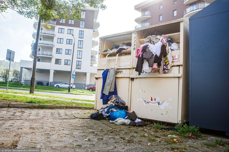 Kłopoty ze zbiórką tekstyliów. Piętrzą się worki pod kontenerami