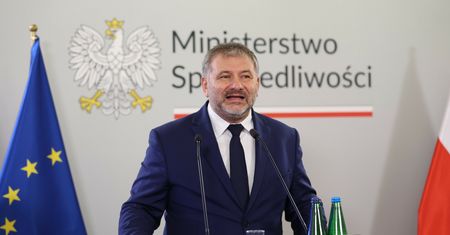 Minister zamieścił film. "Immunitet odebrano, żurek podano"