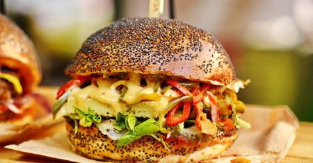 Jak przygotować w domu zdrowsze wersje najpopularniejszych dań typu fast food?
