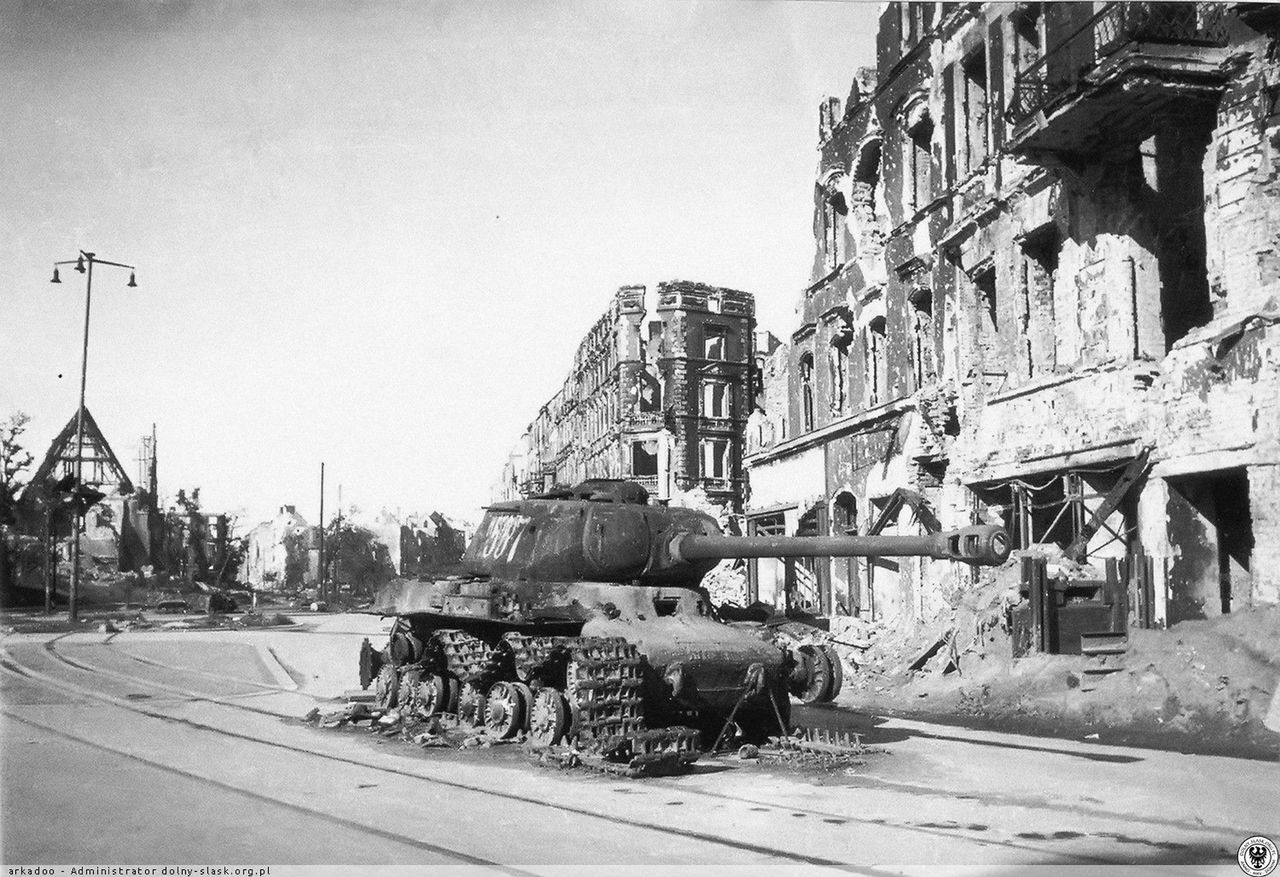 Wrocław. Ulica Legnicka i plac Strzegomski. Przed wojną kwitło tu życie, teraz widać tylko ruiny kościoła św. Pawła. To ta świątynia, którą SS-mani wysadzili 16 marca w powietrze, bo zasłaniała pole ostrzału