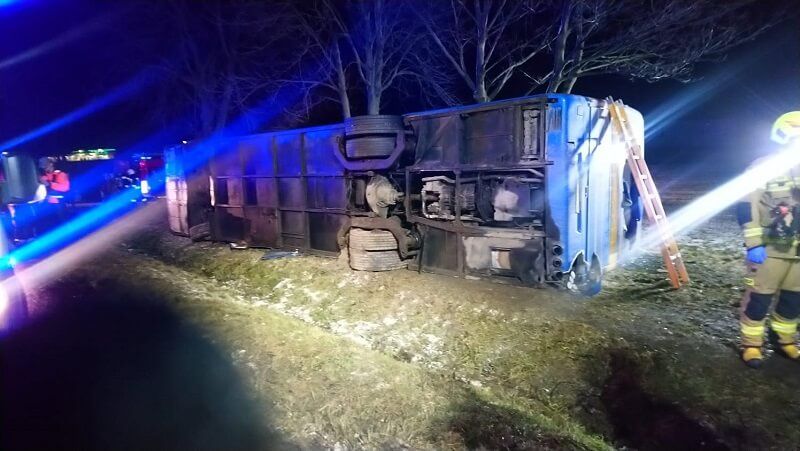 Wypadek ukraińskiego autokaru na drodze krajowej nr 17
