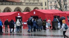 Szczepienie na COVID. "Wierzą, że dostaną geny małpy i zmienią się w goryla"