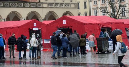 Szczepienie na COVID. "Wierzą, że dostaną geny małpy i zmienią się w goryla"