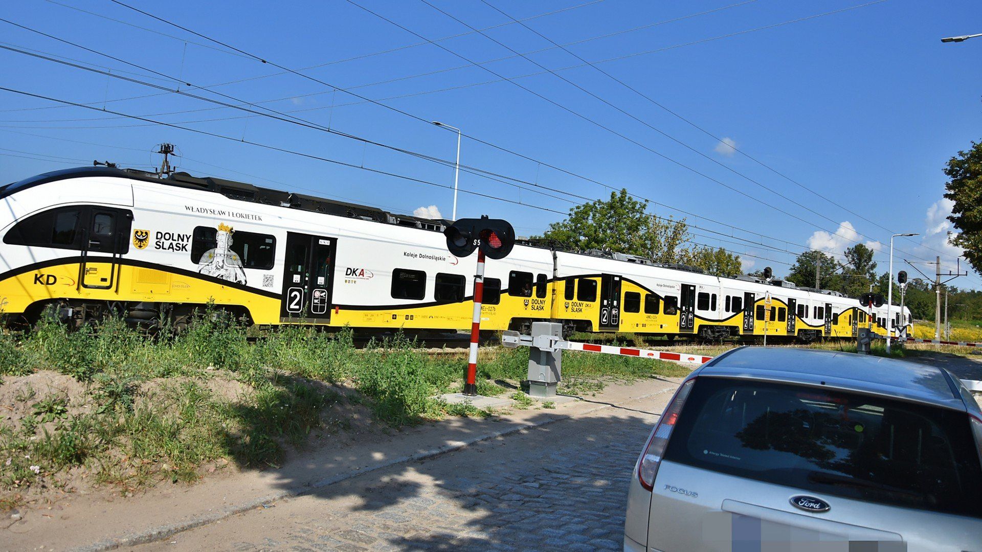 Auta nie przecinają torów, ale szlaban je zatrzymuje