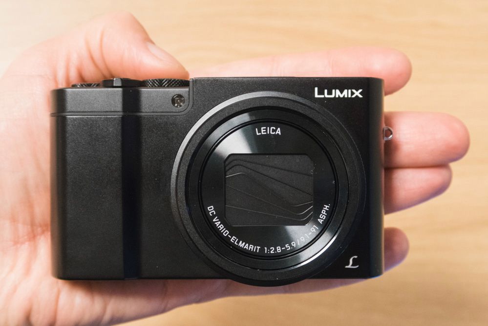 Obudowa aparatu Panasonic Lumix DMC-TZ100 zachowuje rozmiary zbliżone do TZ70 i to pomimo większej matrycy oraz jaśniejszego obiektywu.