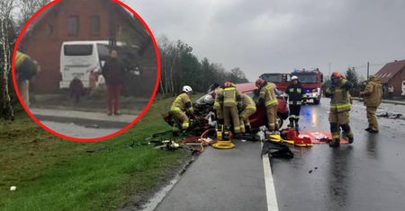 Czołowe zderzenie autobusu i osobówki