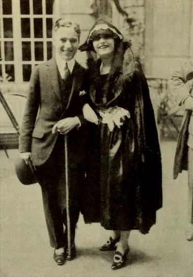 Po roku od podpisania papierów rozwodowych aktorka była już w USA, gdzie miała nawiązać romans najpierw z Charliem Chaplinem, a potem z Rudolphem Valentino