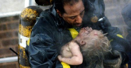"Zdjęcie dziecka z pożaru w Grecji" nie powstało teraz. To fotografia z 1988 roku