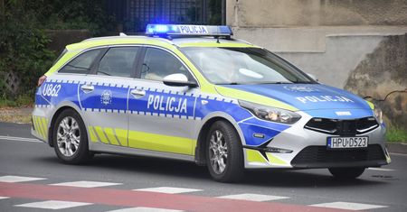 Policyjny pościg pod Tarnowem. W akcji kilka radiowozów, niektóre zostały uszkodzone. Nieoficjalnie: padły strzały