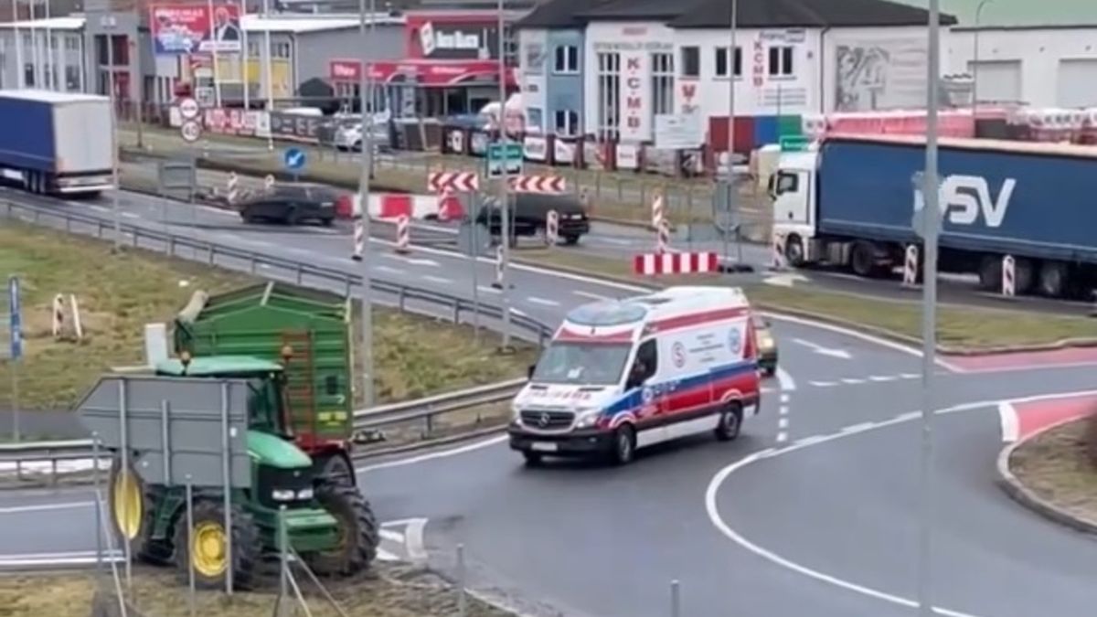 Rolnicy blokowali przejazd. Pogotowie komentuje