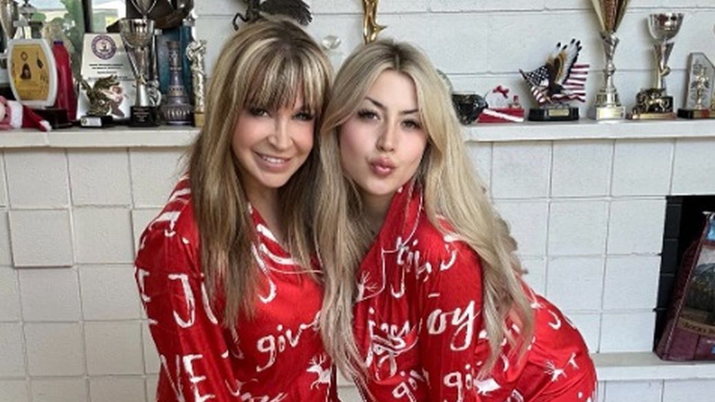 Na zdjęciu: Cynthia Rothrock (po lewej) wraz z córką