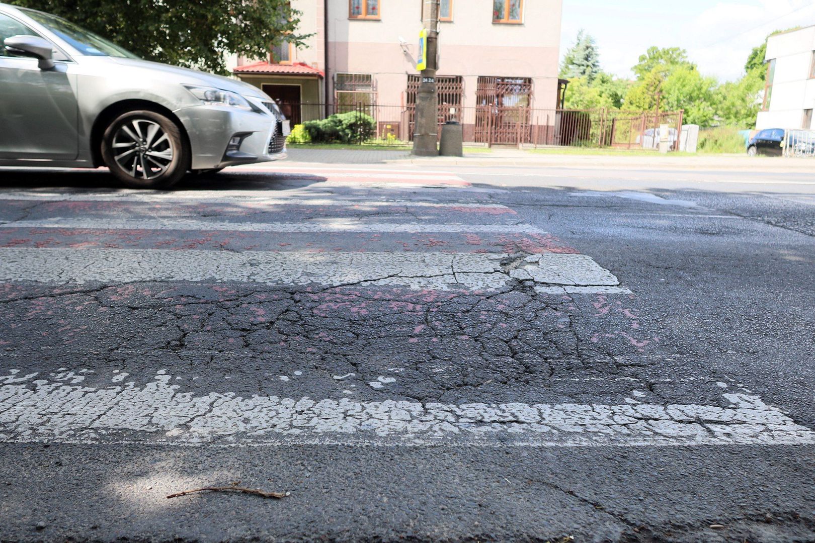 Kierowcy omijają te ulice, bo boją się uszkodzić zawieszenie auta. Teraz pojawi się tam nowy asfalt. Zobacz gdzie?