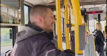 Uwaga na agresywnego mężczyznę w komunikacji miejskiej! Słuchał głośnej muzyki, był wulgarny wobec kobiet