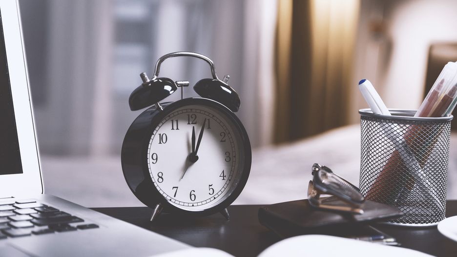Zmiana czasu a nocna zmiana. Co mówią przepisy?